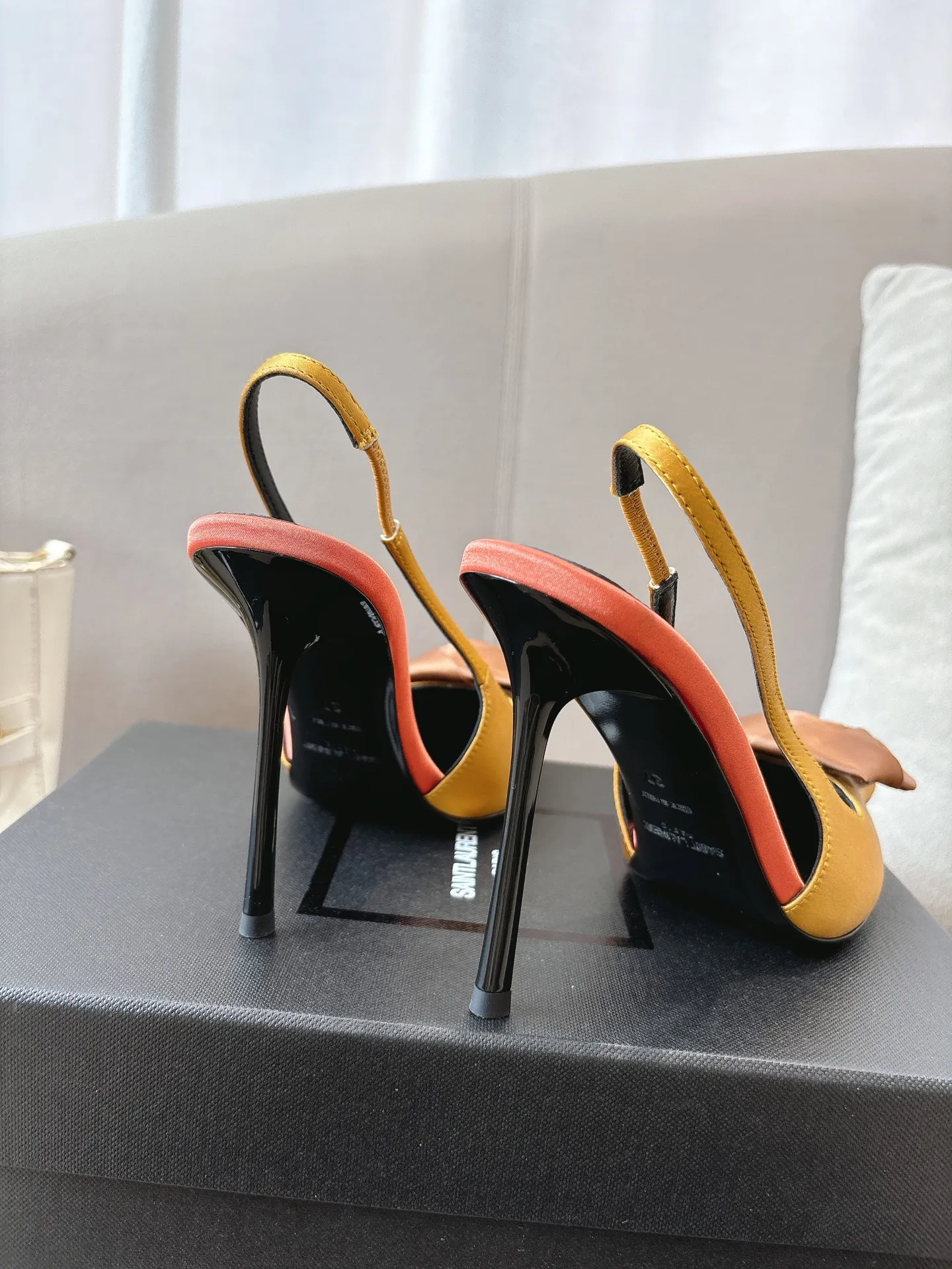👟👟Ex-factory price 680👟👟 Saint Laurent ysl 25ss/autumn and winter ready-to-wear flower series catwalk style high heels. The toe and contrasting color design make the final effect quite impressive. The different colors are also very beautiful. Straight heels, curved heels, with flowers, and without flowers can be selected. Only YSL understands women’s hearts best and does not accept refutation. It is a super invincible feminine artifact, a must-have for women (z-brand full-body customization, own molded hardware accessories, perfect consistency) ✔ Upper: imported cow patent leather ✔ Inner lining: imported 🐑 goat leather ✔ Sole: imported genuine leather outsole ✔ Heel height: 10.5cm ✔ Size: 36-39 (40, 41, 42 can be customized and non-returnable) Flower style (full set of packaging)